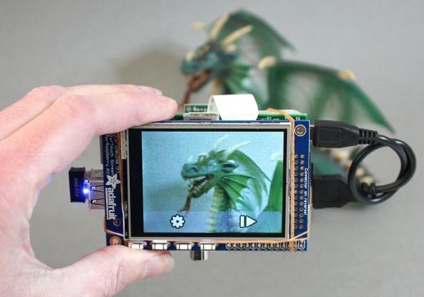 Raspberry-Pi-Cam: So sieht die Bastlerkamera aus. (Foto: Phillip Burgess / Adafruit Lizenz: CC BY-SA 3.0)