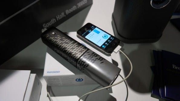 Die mobile Brennstoffzelle „Upp“ ist ungefährlich und kann mit einer Kartusche aktuelle Smartphones rund fünf Mal laden. (Foto: t3n)