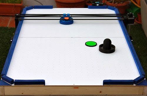 Der Air-Hockey-Roboter aus einem 3D-Drucker, Arduino und weiteren Komponenten lässt sich kostengünstig bauen. (Bild: Jose Julio)