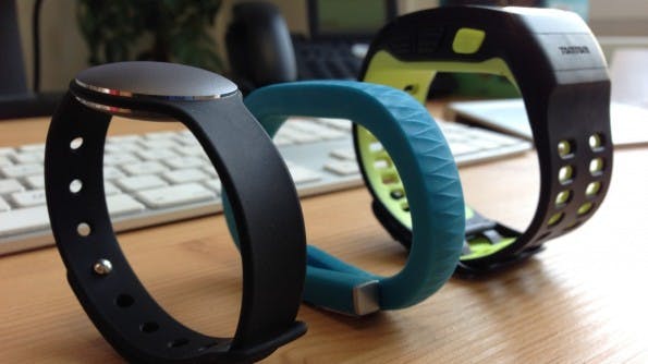 Im Vergleich zu anderen Fitness-Gadgets wie dem Jawbone UP oder der Nike Sportswatch wirkt der Misfit Shine schlank und elegant. (Foto: t3n)