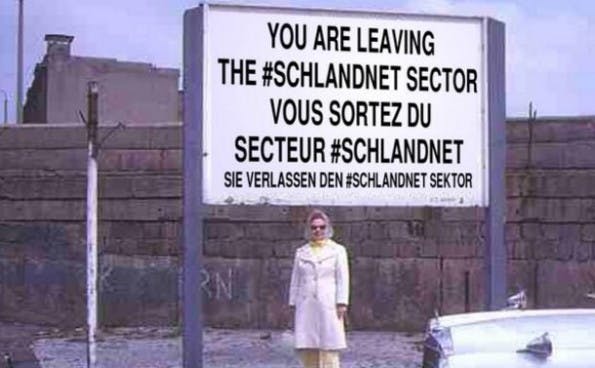 Internet-Meme: You are now leaving the #schlandnet-sector. (Bild: Bruno Kramm / Twitter)