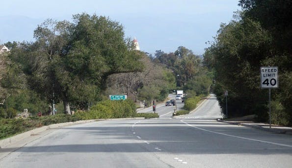 Die Sand Hill Road im kalifornischen Menlo Park: Hier reihen sich die schicken Gebäudekomplexe der finanzkräftigen VC-Firmen um Sequoia Capital und Co. aneinander. (Foto: © Coolcaesar at en.wikipedia)