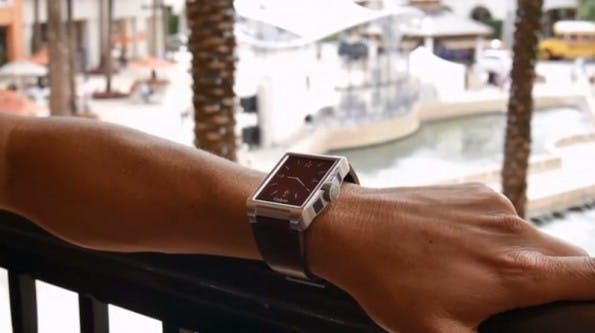 Carbon mit silbernem Gehäuse und braunem Leder-Armband – schicker als manch eine Smartwatch. (Screenshot: Kickstarter)