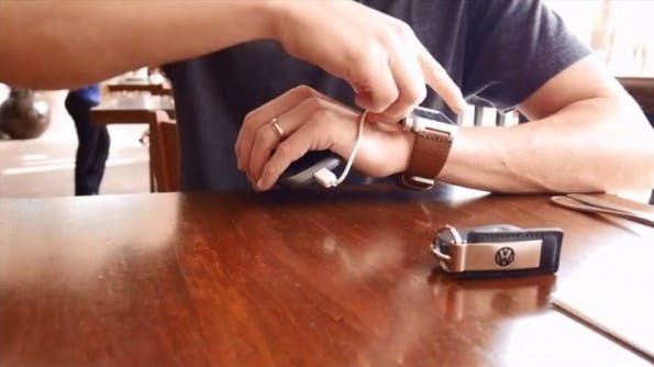 Die Akku-Armbanduhr Carbon soll das Smartphone laden, wenn der Saft knapp wird. (Screenshot: Kickstarter)