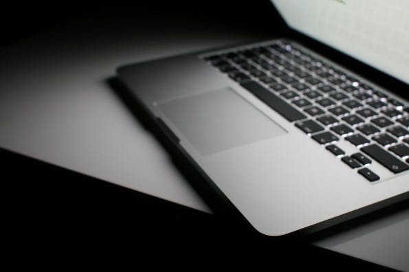 Google, Facebook und Co. – Auch die Segnungen des Computerzeitalters haben ihre Schattenseiten. (Bild: Viktor Hanacek)