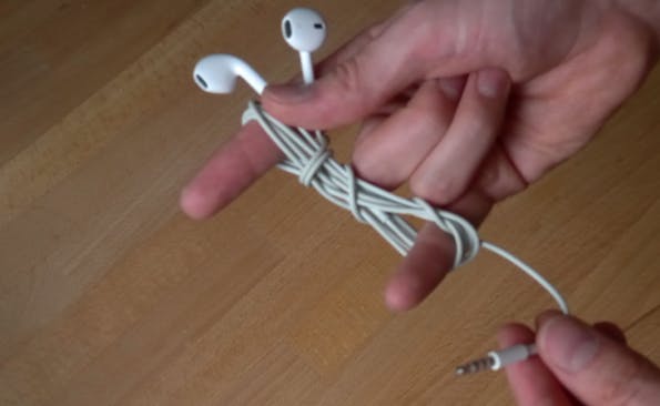 Technik-Lifehacks #07 – Kopfhörer aufwickeln ohne Kabelsalat. (Bild: t3n.de)