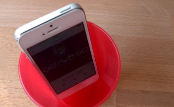 Technik-Lifehack #08 – Becher als mobiler Schallverstärker für Smartphones. (Bild: t3n.de)