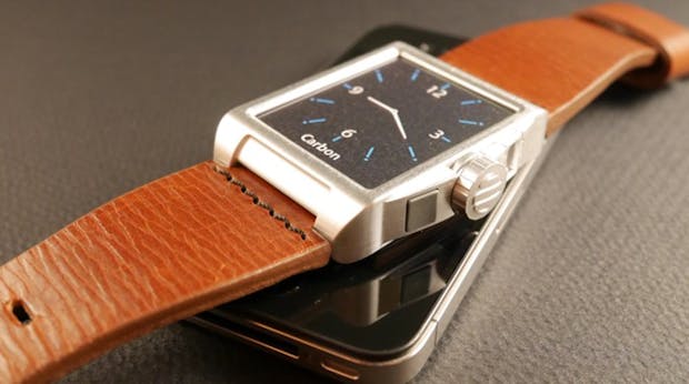 Akku-Armbanduhr Carbon lädt dein Smartphone unterwegs