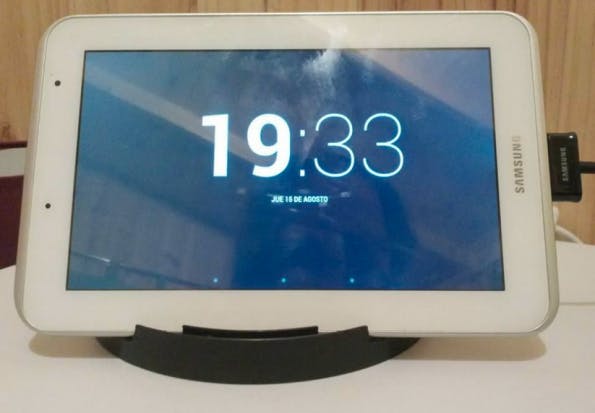 Technik-Lifehack #05 – Tablet-Ständer aus alter CD-Spindel. (Bild: instructables.com)