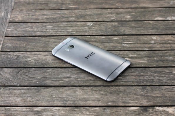 Die Rückseite des HTC One ist geprägt durch die beiden Kameras, den LED-Blitz und die Plastik-Streifen für die Konnektivität. Es fällt auf, dass das Gerät in Wirklichkeit schicker aussieht, als auf Pressefotos. (Foto: Johannes Schuba)