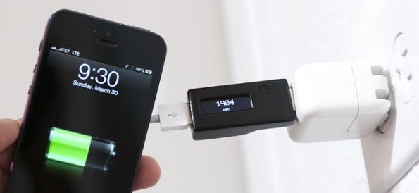 Das Legion Meter findet zwischen Smartphone und Netzteil Anschluss. (Bild: PLX)