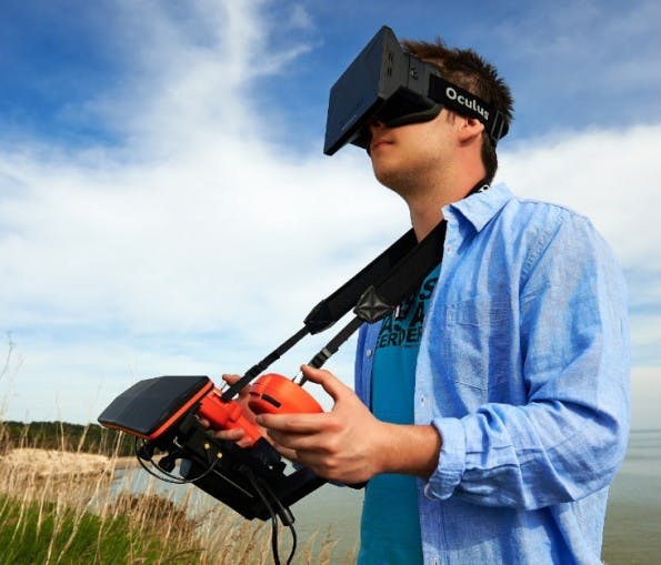 Der Skycontroller ist eine optionale Fernbedienung für die Parrot Bebop und lässt sich an die VR-Brille von Oculus Rift anschließen. (Bild: Parrot)