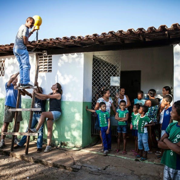 Im Rahmen von Project Loon wird eine Antenne auf das Schuldach im brasilianischen Agua Fria angebracht (c) Google