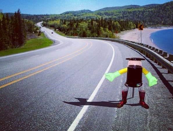 Pool-Nudeln und Eimer: Hitchbot besteht aus alltäglichem Krimskrams. (Bild: Hitchbot-Instragram)