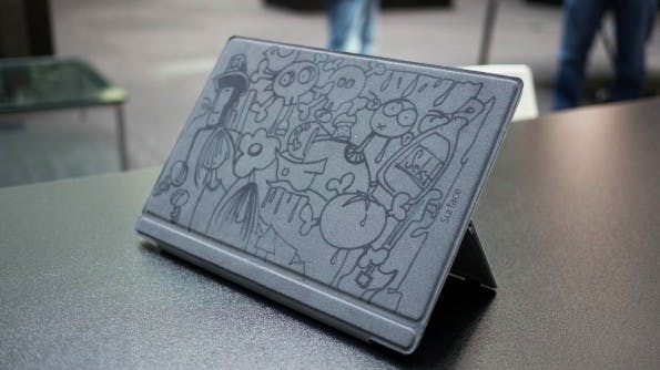 Surface-Designer Ralf Groene zeigt uns sein ganz persönliches Surface 3 Pro – mit seinen eigenen Zeichnungen auf dem Cover. (mos)