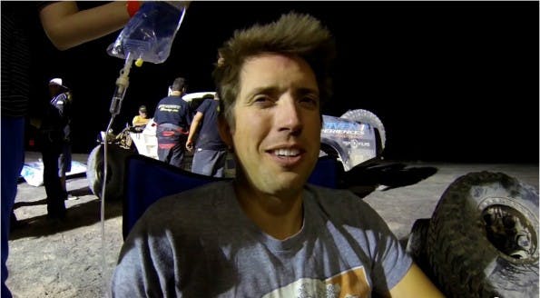 Geht bis an die Grenze: Nick Woodman braucht während eines Autorennens eine Infusion. (Screenshot: YouTube)