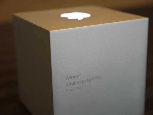 Die Gewinner des Apple Design Awards erhalten neben der schicken Skulptur auch viele kostenlose Apple-Geräte (Quelle: blog.flixel.com)