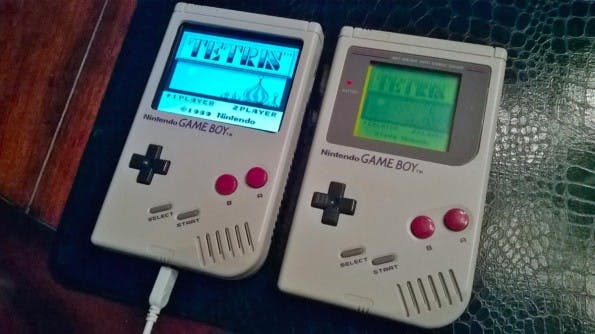 Der selbstgebaute „Super Pi Boy 64 Mega“ neben dem Ur-Game-Boy. (Quelle: superpiboy.wordpress.com)