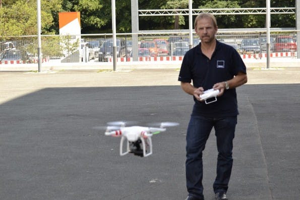 Hannes Schmalzer bei der Vorführung einer Drohne. (Foto: Developer Week)