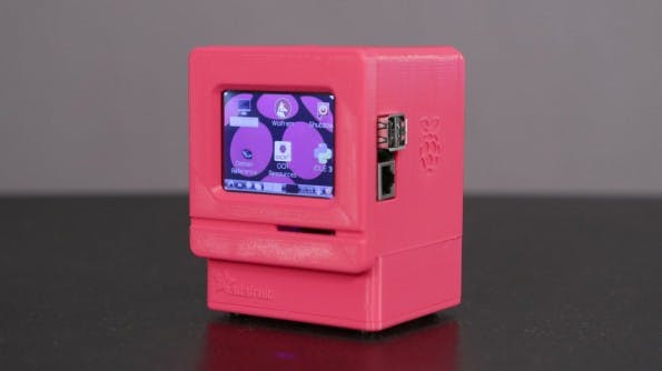 Klein aber verdammt cool: Der Raspberry-Pi-Nachbau des Macintosh Classic. (Foto: Noe Ruiz / Adafruit Lizenz: CC BY-SA 3.0)