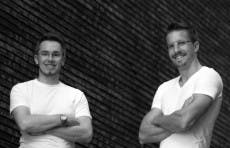 Mit Vibraa haben Andreas Stockburger (rechts) und Marc Schlegel (links) einen Sex-Shop mit Niveau gegründet. Sie bedienen damit den Trend im Bereich Sex-Tech. (Foto: Vibraa)