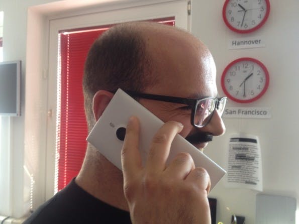 Auch das Telefonieren funktioniert überaus gut: Was unbequem aussehen mag, erweist sich in der Praxis als völlig unproblematisch. (Foto: Sebastien Bonset)