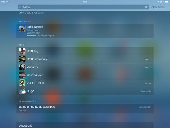 Bereits in iOS 7 eingeführt, lässt sich die Spotlight-Suche auch unter iOS 8 mit einem einfachen Swipe ganz schnell öffnen: einfach von der Mitte des Screens mittels einer Wischbewegung nach unten.