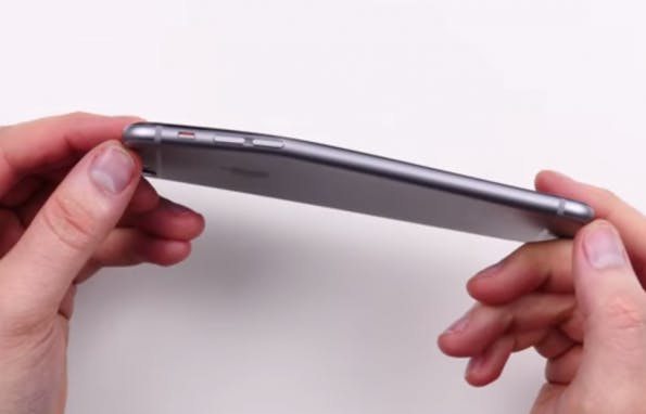 Ob Apple auch ein verbogenes iPhone 6 eintauscht? (Screenshot: Unbox Therapy)
