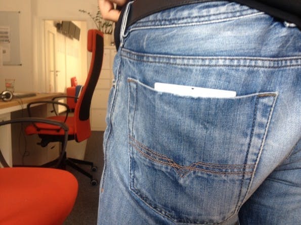 Wie man sieht: Das Lumia 1520 passt perfekt in die hintere Hosentasche meiner Hose. Das iPhone 6 Plus ist sogar ein wenig kleiner und dürfte vermutlich nicht mal rausgucken. (Foto: Sebastien Bonset)