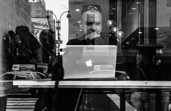 Auf das WLAN in Cafés sollten sich Digitale Nomaden nie verlassen. Deshalb: Immer Prepaid-SIM mit Datentarif besorgen. Direkt am Flughafen. (Foto: Flickr-Jim Pennucci / CC-BY-2.0)