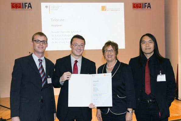 Von Brigitte Zypries, Staatsekretärin im Bundeswirtschaftsministerium, wurde das Telocate-Team auf der IFA in Berlin mit dem IKT-Preis ausgezeichnet. (Foto: Wolfgang Borrs)