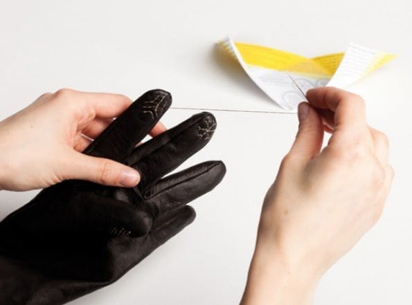 Craftimoko hat ein Stickset für besonders individuelle Touchscreen-Handschuhe entworfen. (Screenshot: selekkt.com)
