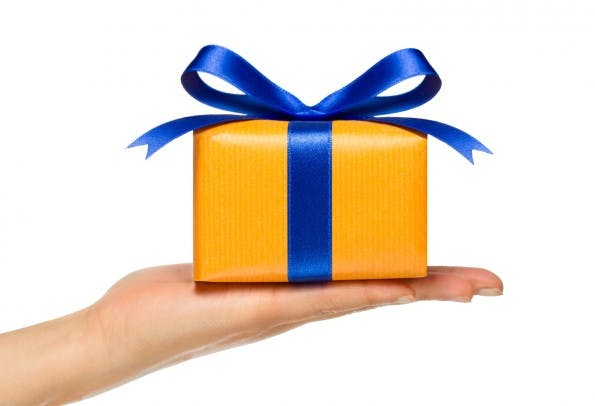 Geschenk überreichen