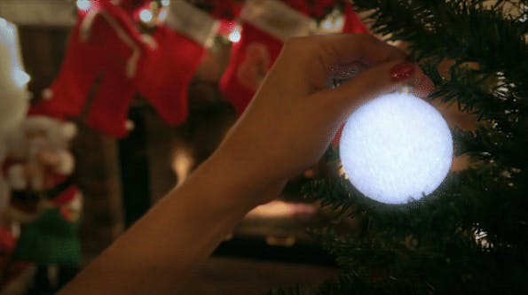 LED statt Kerzen: Kickstarter-Projekt Aura bringt WLAN-gesteuerte Christbaum-Beleuchtung. (Bild: Aura)