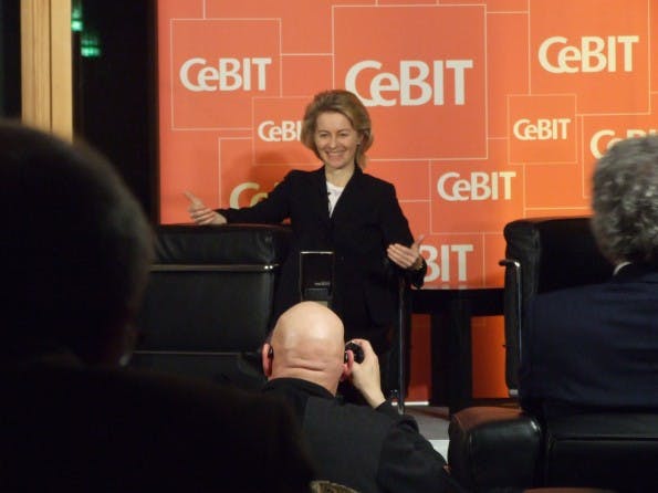 Ein ähnliches Foto, wie es der Herr in Schwarz wohl gerade macht, reichte dem Chaos Computer Club, um den Fingerabdruck von Ursula von der Leyen zu kopieren.