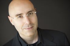Bei all den Trends holt uns Mitch Joel auf den Boden der Tatsachen zurück. Er sagt: „Konzentriere dich auf das, was du wirklich kannst. Löse dich von Trends und konzentriere dich auf eine Strategie“.