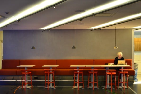Im 1. OG, ein offener Bistro-ähnlicher Bereich bei einer der Kaffeeküchen. (Foto: Jochen G. Fuchs)