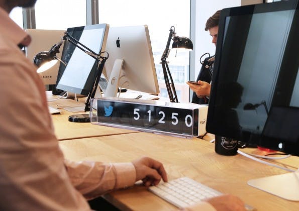 Social Media: FlapIt bringt eure Fan- und Follower-Zahlen direkt ins Büro oder in euren Laden. (Foto: FlapIt)