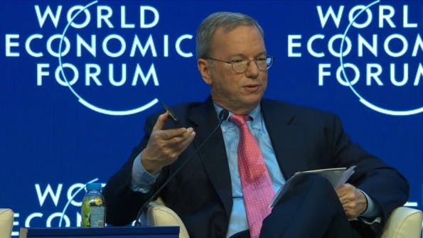 Google-Chairman Eric Schmidt redet über die Internet-Zukunft. (Screenshot: World Economic Forum)