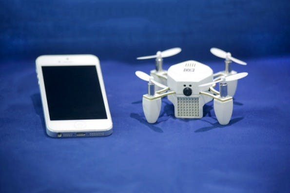 Die Mini-Drohne Zano kann mit dem Smartphone gesteuert werden. (Foto: Torquing Group/Kickstarter)