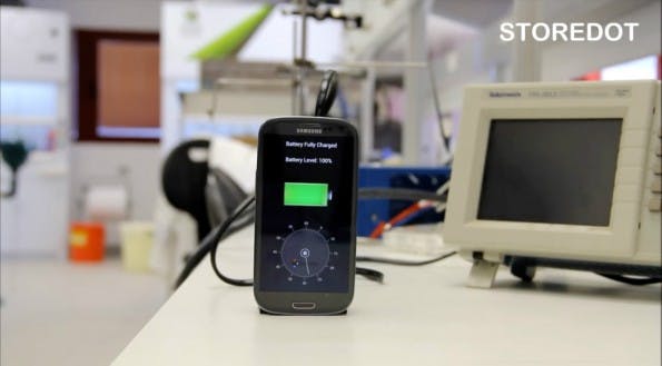 Die erste Version des StoreDot-Ladegeräts für den Smartphone-Akku. (Screenshot: StoreDot/Youtube)