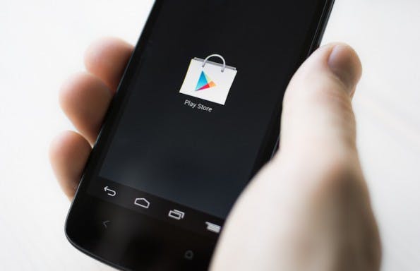 Auf Googles Android stehe nur der Play Store als einzige Anlaufstelle für den Bezug von Apps bereit. (Bild: Twin Design / Shutterstock.com)