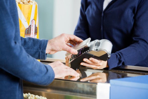 Durch Technologien wie Beacons, NFC, RFID oder QR-Codes ergeben sich für den stationären Handel ganz neue Möglichkeiten. (Foto: Shutterstock/Tyler Olson)