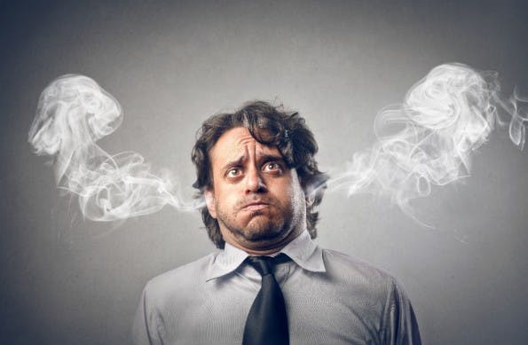 Sei kein Kontrollfreak! Richtiges Delegieren bedeutet Entlastung. (Bild: Shutterstock / Ollyy)