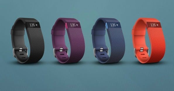 Der FitBit Charge HR bringt unter anderem einen Sensor für die Herzfrequenz mit. (Bild: FitBit)