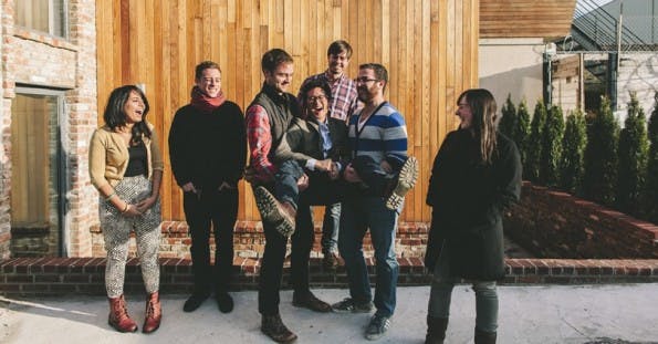 Zwischen Tischtennisplatte, Vier-Gewinnt-Spiel und BBQ-Grill. Das Team von Kitchensurfing. (Foto: Kitchensurfing)