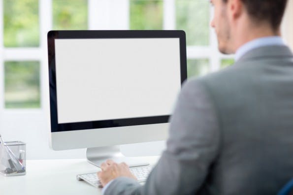 Die Arbeitsumgebung muss stimmen damit die Augen nicht zu stark belastet werden. ( Foto: Igor Mojzes / Fotolia)