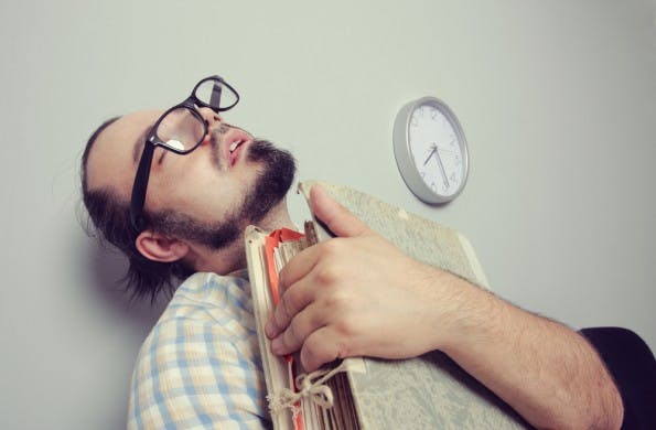 Wer sich zuviel aufhalst, kann irgendwann nicht mehr – für Startup-Gründer fatal. (Foto: Shutterstock / Stokkete)