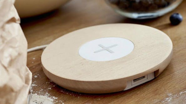 Kabellos Laden: IKEA rüstet Möbel mit Qi-Modulen aus. (Foto: IKEA)