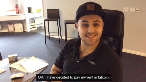 Jack Nikogosian will einen Monat lang nur mit der Kryptowährung Bitcoin bezahlen. (Screenshot: YouTube)